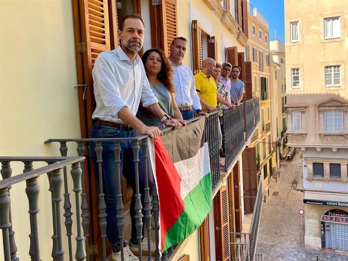 El PSOE Palma cuelga la bandera Palestina en la balconada de Cort
