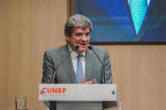 El gobernador del Banco de España, José Luis Escrivá, durante su intervención en una conversación con estudiantes de CUNEF Universidad y profesionales del sector bancario organizada por el Instituto Español de Banca y Finanzas (IEBF).