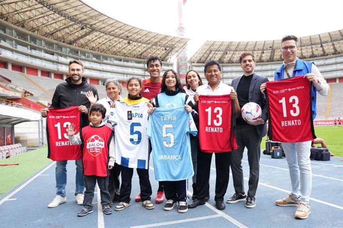 El futbolista peruano Renato Tapia se incorpora a la iniciativa 'El Balón No Tiene Fronteras'.