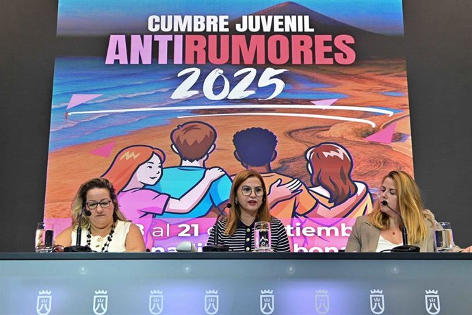La consejera de Acción Social del Cabildo de Tenerife, Águeda Fumero (c), en la presentación de la Cumbre Nacional Juvenil Antirrumores