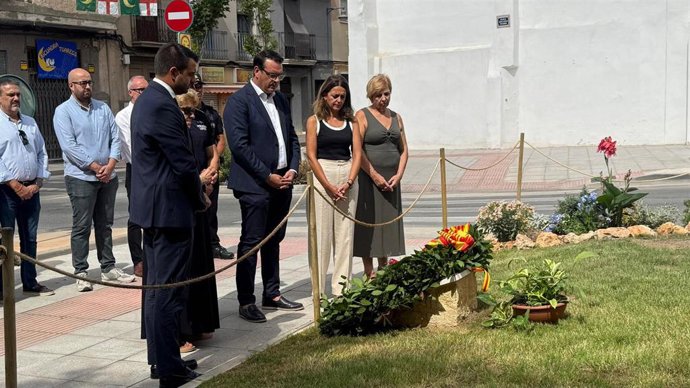 Mutxamel (Alicante) recuerda a los dos policías locales y al conductor de grúa fallecidos en un atentado de ETA en 1991