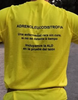 Camiseta para visibilizar la enfermedad rara cerebral de un menor durante la Carrera Nocturna del Guadalquivir.
