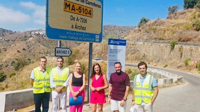 La diputada de Fomento e Infraestructuras, Nieves Atencia, ha visitado junto a la alcaldesa de Árchez, María del Carmen Moreno, los trabajos que se están llevando a cabo, adjudicados por 314.301,46 euros a la empresa Canteras de Almargen, SL.