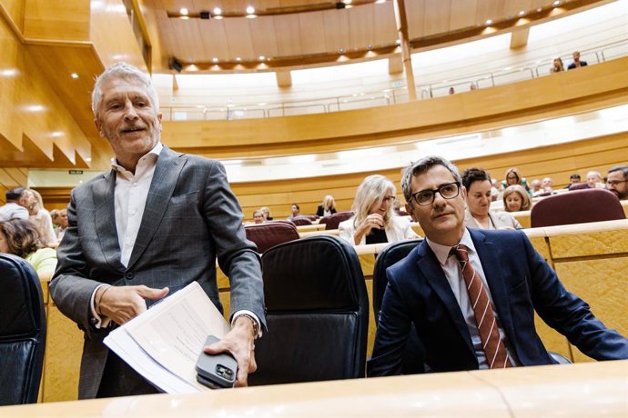 O Ministro do Interior, Fernando Grande Marlaska (à esquerda) e o Ministro da Presidência, Justiça e Relações com o Parlamento, Félix Bolaños (à direita), durante uma sessão de controle do governo no Senado, em 16 de setembro de 2025, em Madri (Espanha). 