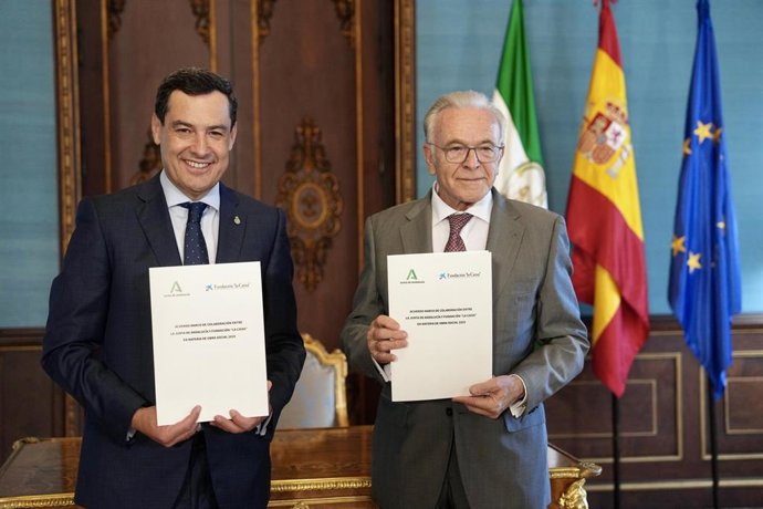 El presidente de la Junta de Andalucía, Juanma Moreno, y el presidente de la Fundación 'la Caixa', Isidro Fainé, este martes en Sevilla