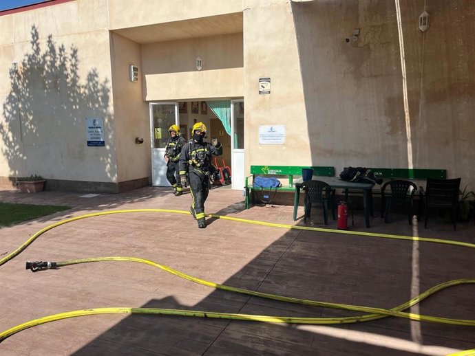 Bomberos sofocando el incendio.