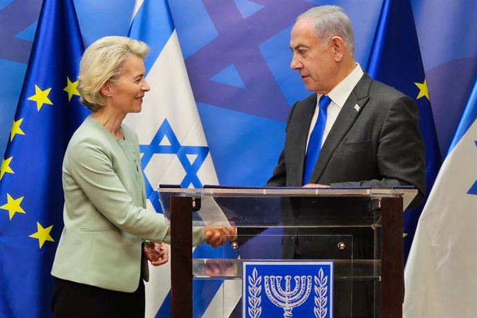 Archivo - HANDOUT - 13 de outubro de 2023, Israel, Tel Aviv: Ursula von der Leyen (à esq.), presidente da Comissão Europeia, e Benjamin Netanyahu, primeiro-ministro israelense, realizam uma coletiva de imprensa conjunta durante sua visita a Israel após a 