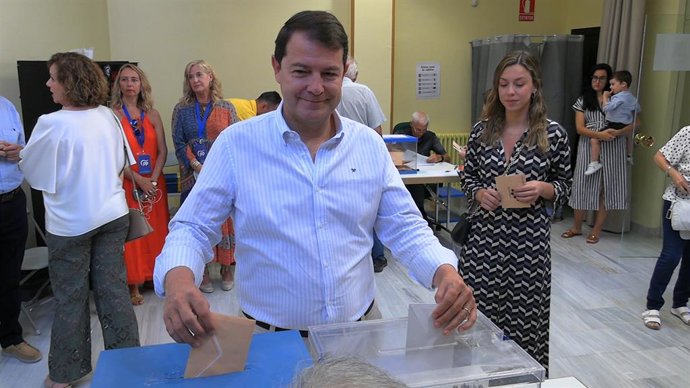 Archivo - El presidente del Partido Popular de Castilla y León, Alfonso Fernández Mañueco, vota en Salamanca.