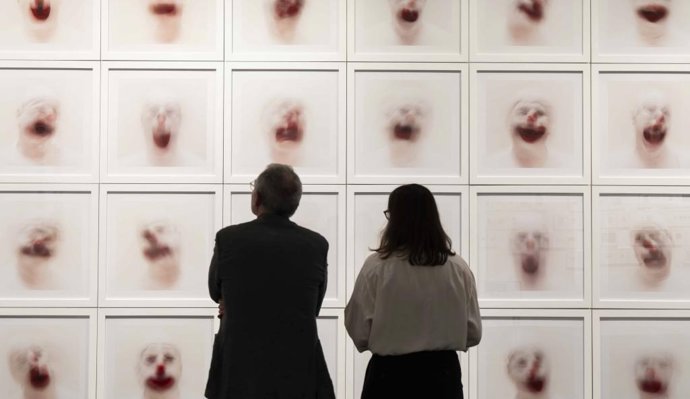 Visitantes ante una obra de Roni Horn en la exposición 'Desenfocado. Otra visión del arte'  en CaixaForum Madrid.