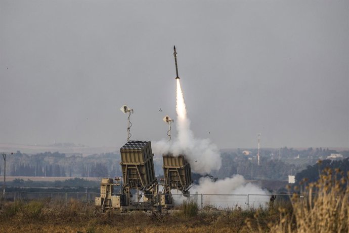 Archivo - Arxiu - El sistema de defensa antiaèria 'Cúpula de Ferro' llança un interceptor després del tret de coets contra territori israelià.