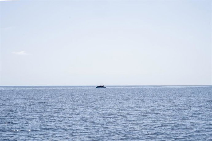 Archivo - Imagen de archivo de una embarcaci贸n con migrantes frente a las costas de Libia