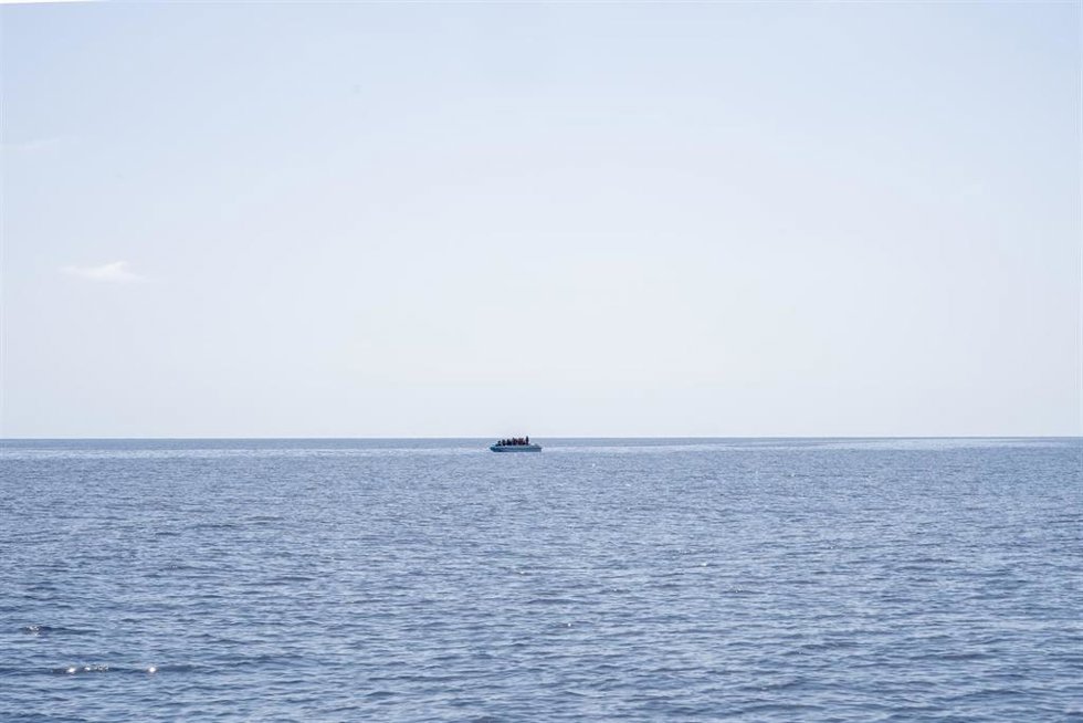 Archivo - Imagen de archivo de una embarcación con migrantes frente a las costas de Libia