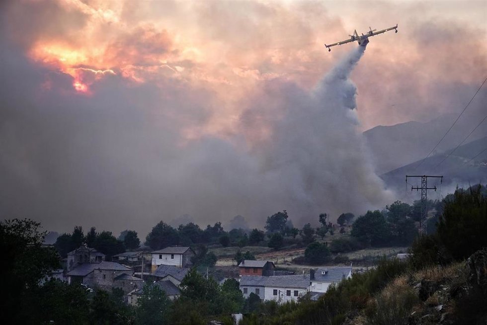 Un hidroavión trata de apagar el fuego, a 21 de agosto de 2025, en Anllarinos del Sil, León.