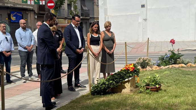 Mutxamel recorda als dos policies locals i al conductor de grua morts en un atemptat d'ETA el 1991