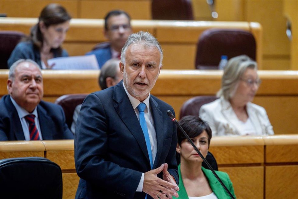 Archivo - El ministro de Política Territorial y Memoria Democrática, Ángel Víctor Torres, interviene durante un pleno en el Senado, a 17 de junio de 2025, en Madrid (España).