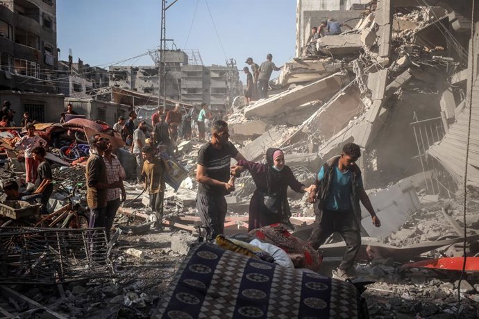 12 September 2025, Palestinian Territories, Gaza: Palestinians inspect the damage caused by an Israeli strike on al-Shati camp in Gaza City. Photo: Abed Rahim Khatib/dpa