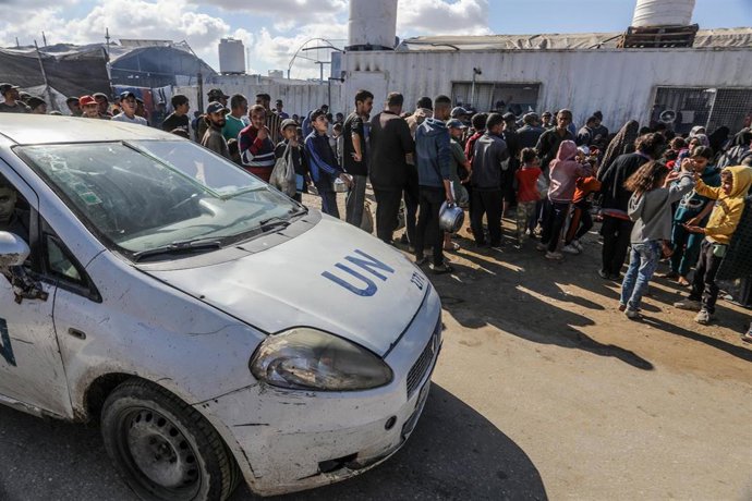 Archivo - Palestinos esperan para recibir alimentos de la ONU en Gaza
