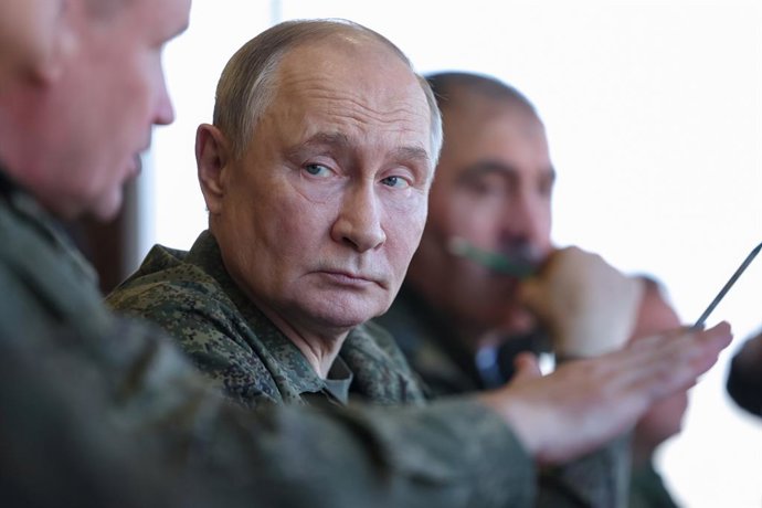 16 de setembro de 2025, Rússia, ---: O presidente da Rússia, Vladimir Putin, observa as tropas durante o exercício militar estratégico conjunto West 2025 no campo de treinamento Mulino. Foto: Valery Sharifulin/TASS via ZUMA Press/dpa
