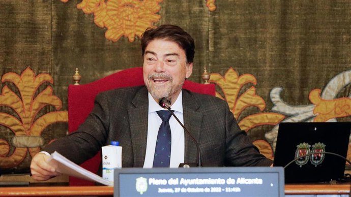 Archivo - El alcalde de Alicante, Luis Barcala, en una imagen de archivo