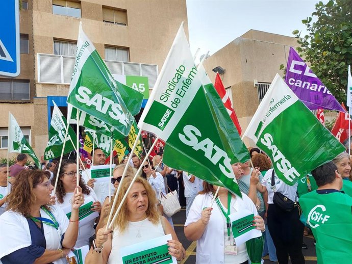 Concentración de trabajadores en el Hospital de La Candelaria para exigir un nuevo Estatuto Marco