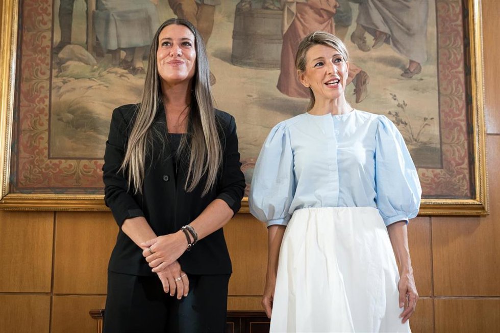 Archivo - La vicepresidenta segunda y ministra de Trabajo y Economía Social, Yolanda Díaz (d), y la portavoz de Junts en el Congreso de los Diputados, Miriam Nogueras (i), durante una reunión, a 26 de junio de 2025, en Madrid (España). 