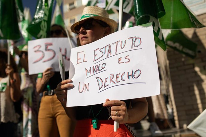 Imagen de los manifestantes durante la concentración del personal del Sistema Nacional de Salud (SNS) frente al Hospital General Universitario Gregorio Marañón, para protestar por el Estatuto Marco.