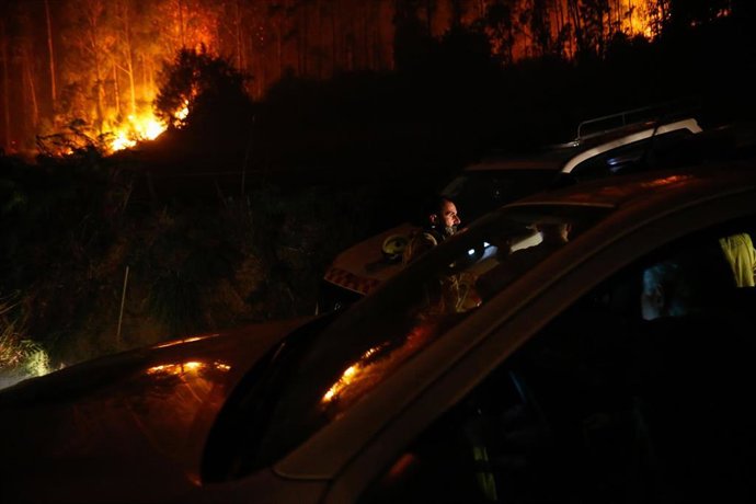 Bomberos trabajan en labores de extinción y control del fuego en la aldea de Rexa, a 15 de septiembre de 2024, en Barreiros, Lugo, Galicia (España). 