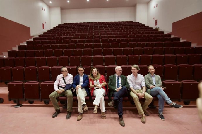 La consejera de Desarrollo Educativo, María del Carmen Castillo (3i), en la visita al Conservatorio Superior de Música de Jaén.