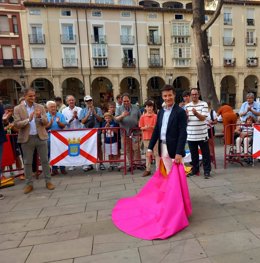 El torero riojano, Diego Urdiales, en la plaza del Mercado en Logorño en una clase práctica de toreo de salón