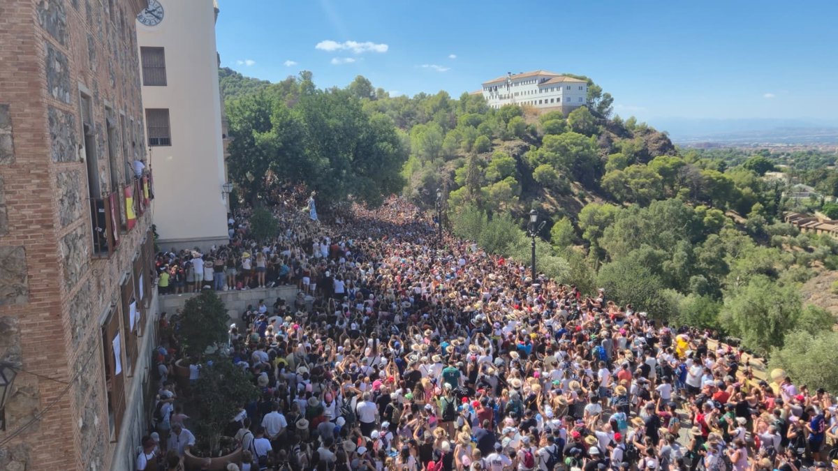 La Virgen de la Fuensanta estrena manto y protagoniza una de las romerías más multitudinarias