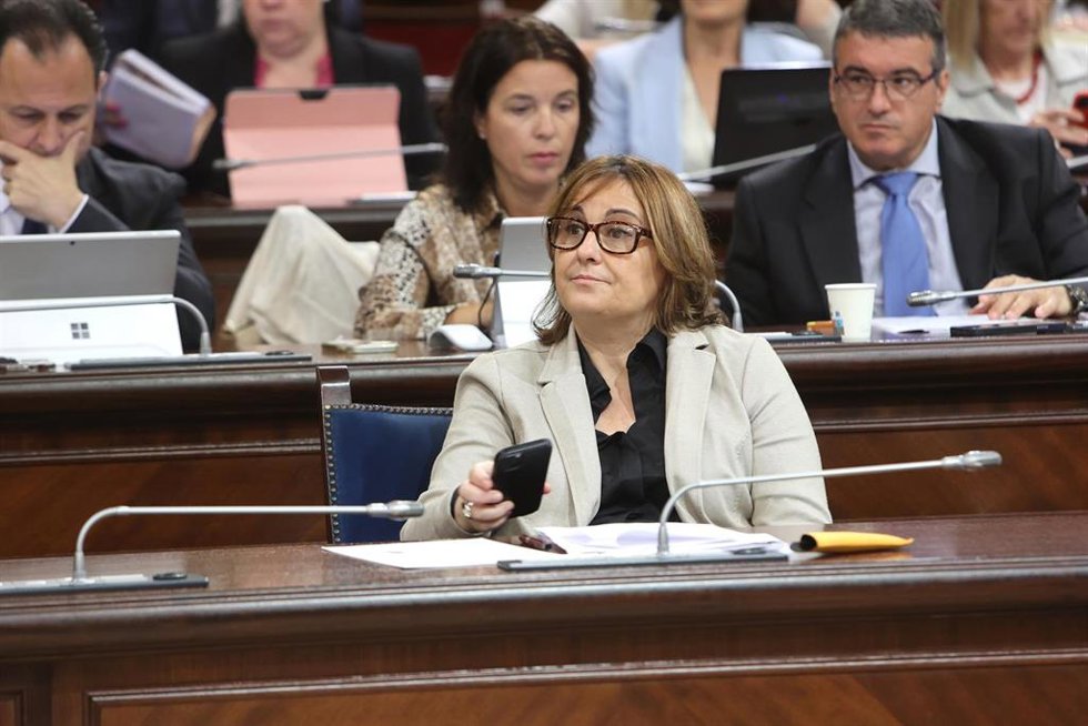 Archivo - La consellera de la Presidencia, Coordinación de la Acción de Gobierno y Cooperación Local, Antnia Maria Estarellas, durante una sesión en el Parlament.