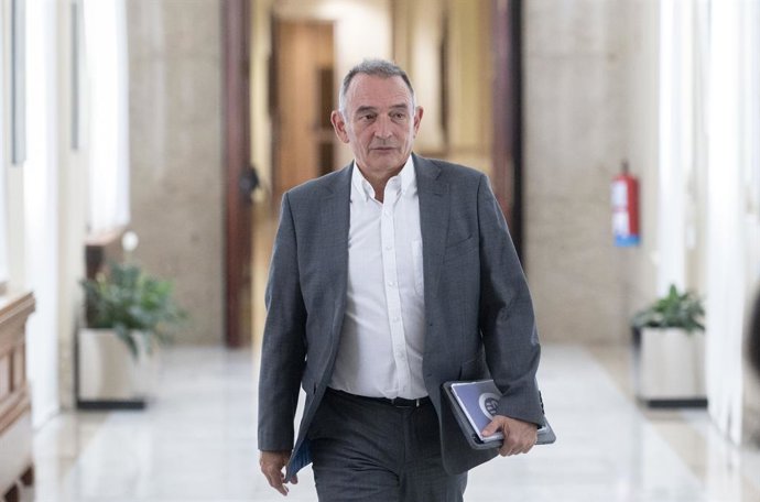 O deputado de Sumaré Enrique Santiago em sua chegada a uma reunião do Conselho de Porta-vozes, no Congresso dos Deputados, em 2 de setembro de 2025, em Madri (Espanha).