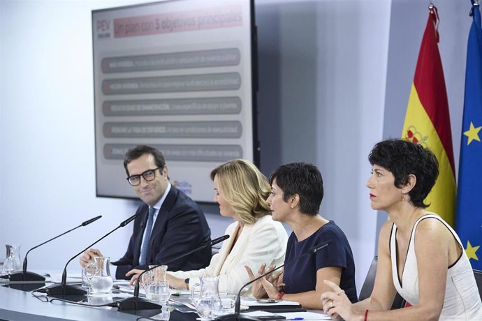 (I-D) El ministro de Economía, Carlos Cuerpo; la ministra Portavoz, Pilar Alegría; la ministra de Vivienda, Isabel Rodríguez y la ministra de Inclusión, Seguridad Social y Migraciones, Elma Saiz, durante una rueda de prensa posterior a la reunión del Cons