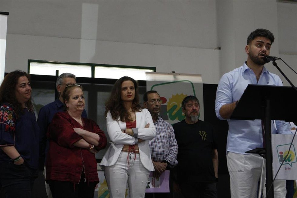 Archivo - Miguel Manuel García (d) en una imagen de archivo tras su elección como coordinador provincial de IU.
