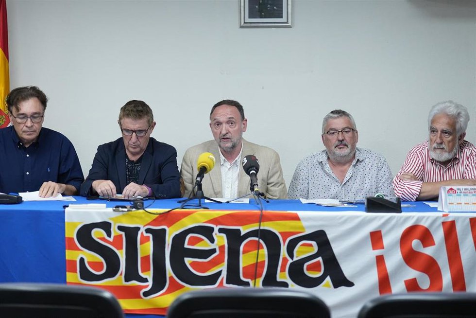 (I-D) El diputado en las Cortes de Aragón por Teruel Existe, Tomás Guitarte; el exalcalde de Villanueva de Sijena y miembro de la plataforma Sijena Sí, Alfonso Salillas; el coordinador de la plataforma Sijena Sí, Salvador Ariste; el miembro de la plataf