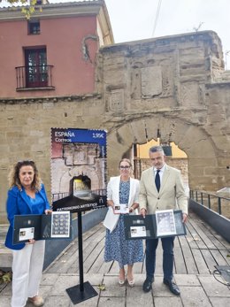 Correos presenta el sello dedicado a la Puerta del Revellín de Logroño