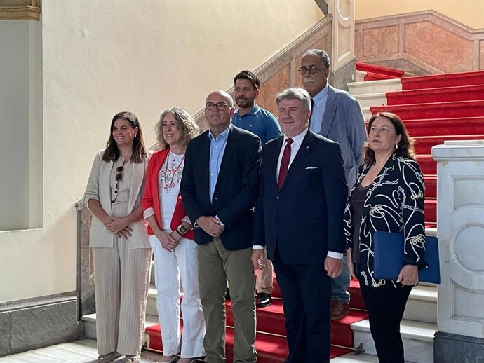 Miembros de la comisión de Peticiones del Parlamento Europeo con el delegado del Gobierno, Anselmo Pestana