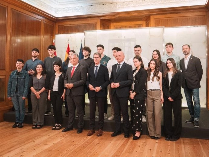El presidente del Gobierno de La Rioja recibe a los 15 jóvenes participantes del programa 'También Riojanos'