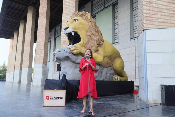 La alcaldesa de Zaragoza, Natalia Chueca, presenta el nuevo tobogán infantil, León Garganchón, que itinerará por los barrios en las fiestas del Pilar