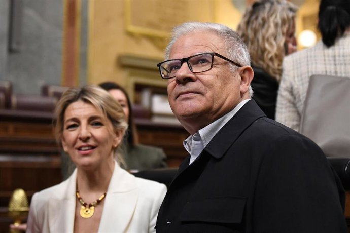 Archivo - La vicepresidenta segunda y ministra de Trabajo y Economía Social, Yolanda Díaz, y el diputado de Sumar en el Congresos, Manuel Lago, durante una sesión plenaria en el Congreso de los Diputados, a 6 de febrero de 2024, en Madrid (España).