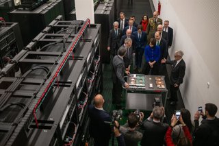 Archivo - Arxiu - El Rei Felip VI i la ministra de Ciència, Innovació i Universitats, Diana Morant, durant la seva visita al Barcelona Supercomputing Center - Centre Nacional de Supercomputación (BSC-CNS), en una imatge d'arxiu.