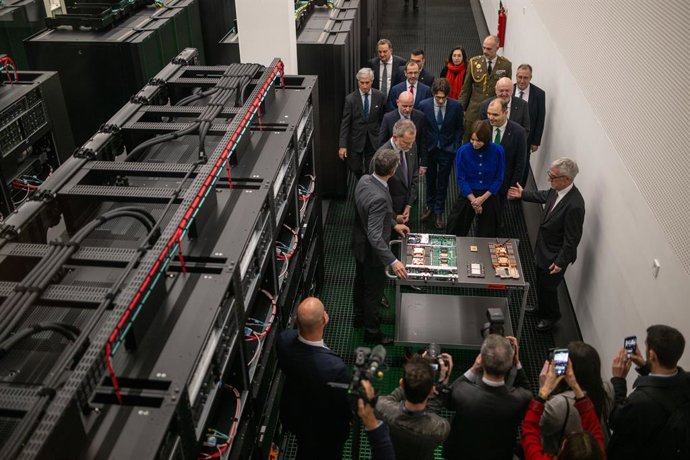 Archivo - Arxiu - El Rei Felip VI i la ministra de Ciència, Innovació i Universitats, Diana Morant, durant la seva visita al Barcelona Supercomputing Center - Centre Nacional de Supercomputación (BSC-CNS), en una imatge d'arxiu.