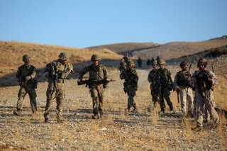 Archivo - 19 September 2023, Lebanon, Aqura: Lebanese soldiers from the Air Assault Regiment and members of British Army's Second Battalion the Parachute Regiment (2 PARA)·return to base after ending a fully integrated combined military exercise 'Pegasus 