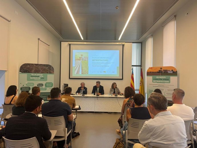 El conseller Vicente Martínez Mus se reúne con asociaciones de víctimas de la dana