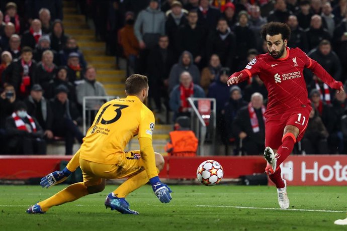 Archivo - Mohamed Salah dispara a puerta ante Jan Olbak en el Liverpool-Atlético de Madrid de la Liga de Campeones 21-22