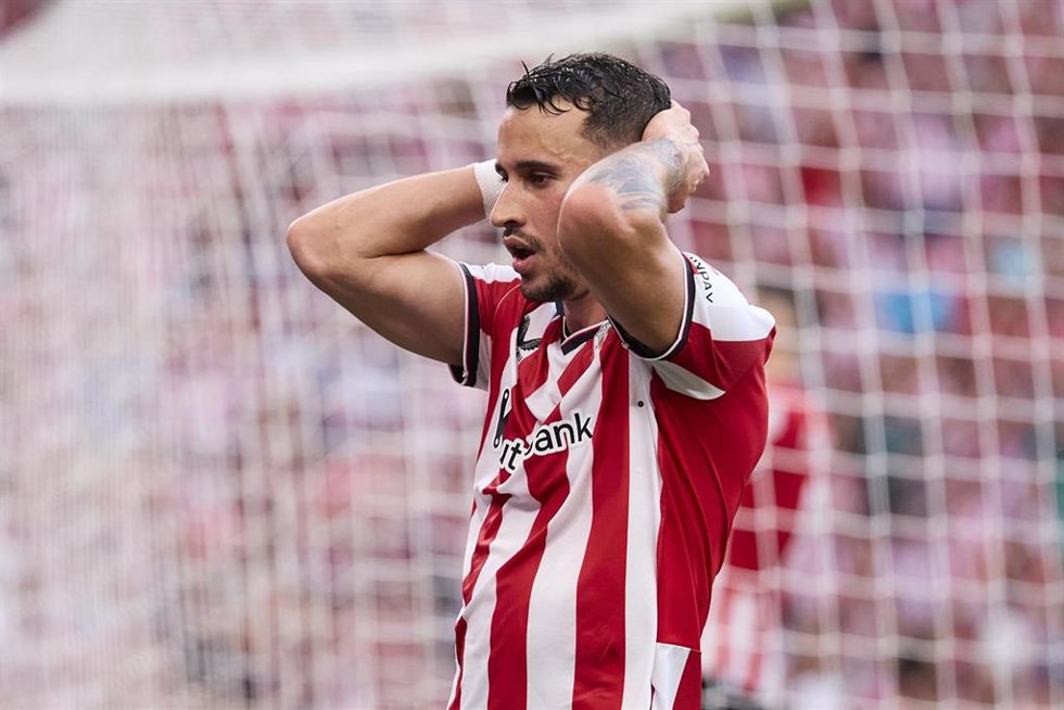 El jugador del Athletic Club Álex Berenguer lamentándose.