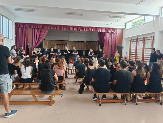 Unas 137 personas se reúnen en el CEIP Maria Antònia Salvà y deciden continuar con la protesta de no llevar a los niños a la escuela
