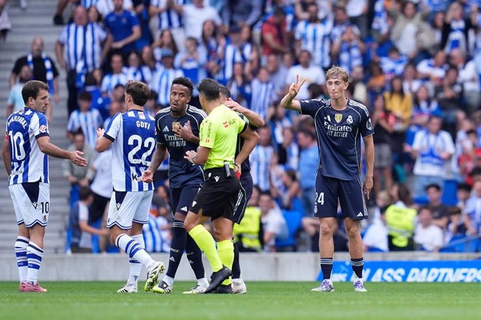 Dean Huijsen, do Real Madrid CF, vê o cartão vermelho durante a partida de futebol da Liga Espanhola, LaLiga EA Sports, disputada entre Real Sociedad e Real Madrid na Reale Arena em 13 de setembro de 2025, em San Sebastian, Espanha.