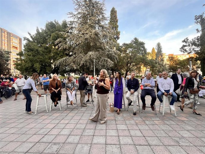 La alcaldesa, Cristina Ayala, se dirige a los vecinos con parte de su equipo a su espalda