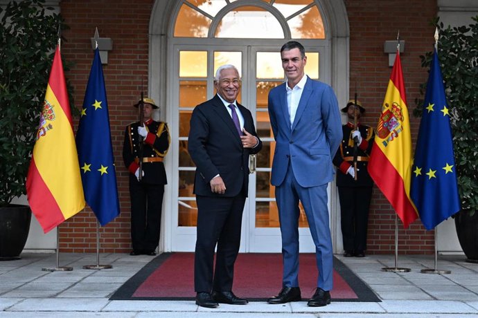 El presidente del Gobierno, Pedro Sánchez (d) y el presidente del Consejo Europeo, António Costa (i), durante una reunión, en el Palacio de la Moncloa, a 16 de septiembre de 2025, en Madrid (España). Dicha reunión se encuadra en el marco de la gira de cap